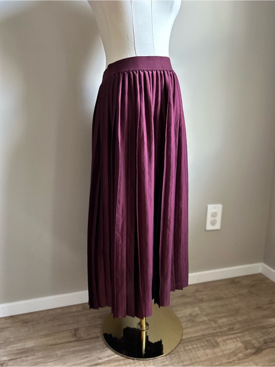 lululemon athletica Dresses & Skirts - Lululemon Satin Pleated Midi Skirt
Garnet lightweight preppy academia twirl